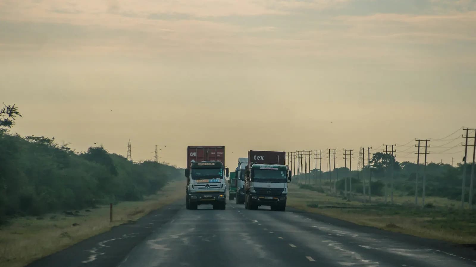 Camions de transport routier sur une route africaine — illustration (photo Sweder Breet / Unsplash)