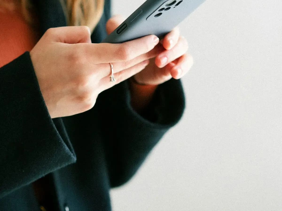 Une personne consulte son téléphone — illustration (photo Ruan Richard Rodrigues / Unsplash)