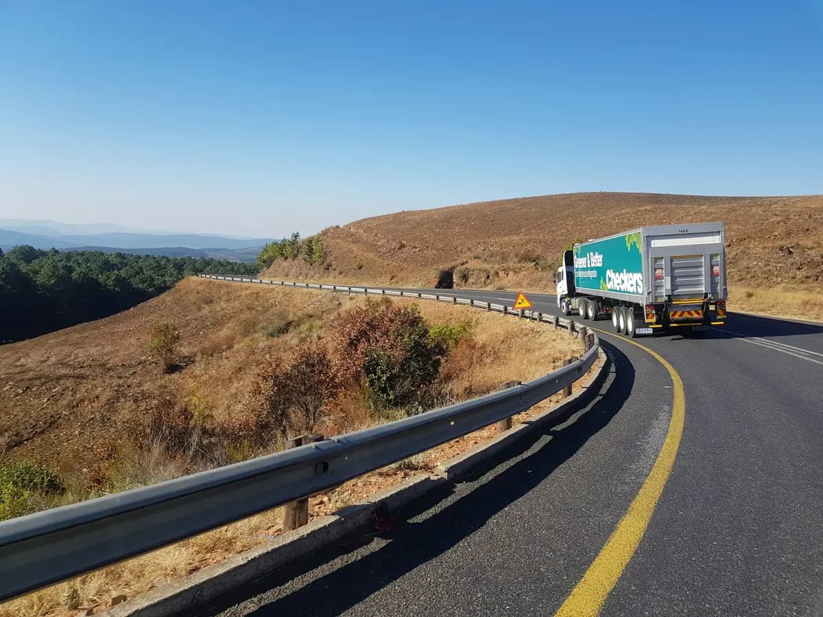 Un camion roulant sur une autoroute en plein jour — illustration (photo Tiry Nelson Gono / Unsplash)